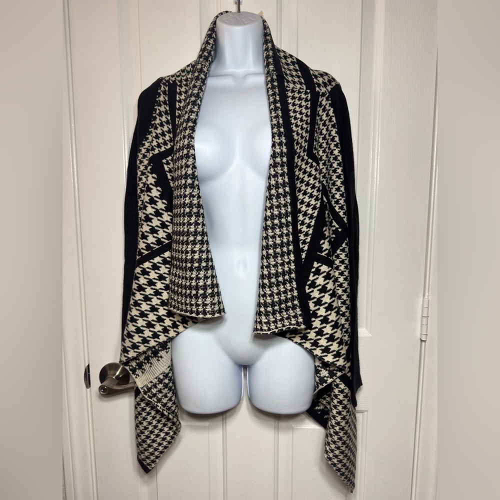 Olivia M Black and Cream Poncho